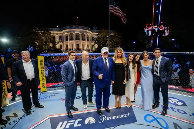 El presidente de Estados Unidos, Donald Trump, la primera dama Melania Trump, Dana White, presidente de Ultimate Fighting Championship (UFC), e invitados en el octágono durante la pelea UFC.