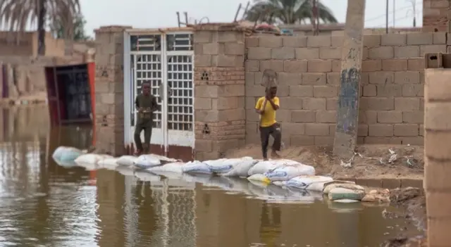 حواجز من الأكياس المليئة بالرمال للحد من تدفق مياه الفيضان
