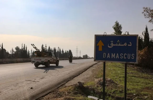 تعداد زیادی از خانوادههای علوی در دمشق به سمت سواحل سوریه مهاجرت کردهاند