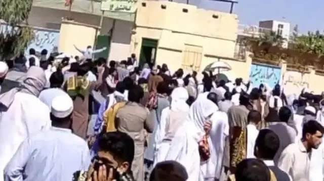 تجمع جلوی پاسگاه نیروی انتظامی نزدیک مسجد مکی زاهدان