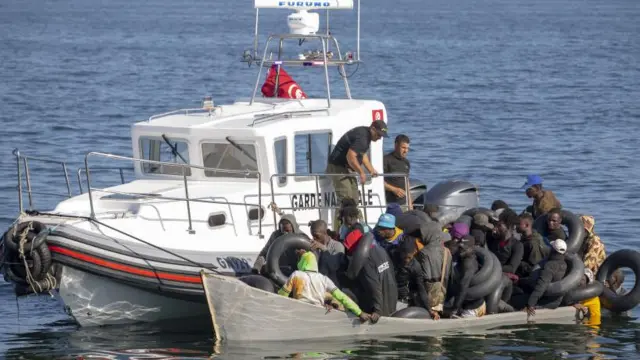 گارد ملی تونس در حال نجات پناهجویان