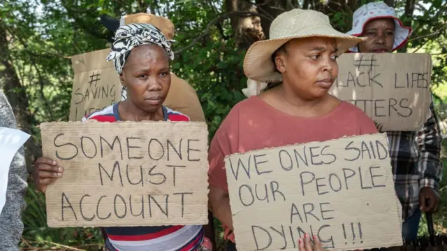 खान में फंसे मज़दूरों के परिजन विरोध प्रदर्शन करते हुए