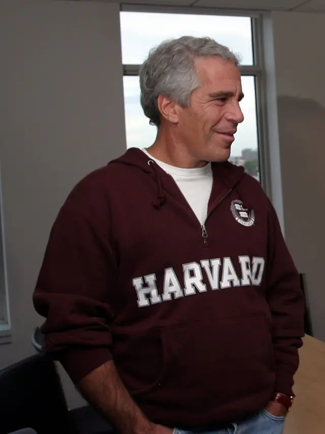 O bilionário Jeffrey Epstein em Cambridge, Massachusetts, em 8 de setembro de 2004, com moletom de Harvard