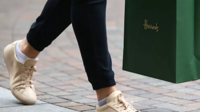 تا زمانی که شلوار جین یا پیژامه نپوشیده باشید هیچ‌کس شک نمی‌کند شما اشتباهی به این مکان آمده‌اید