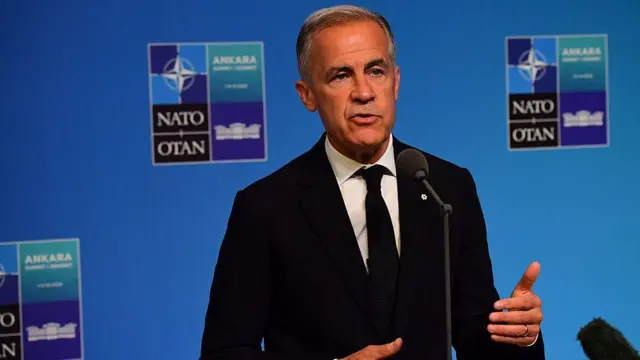 Mark Carney basın mensuplarının sorularını yanıtlıyor.