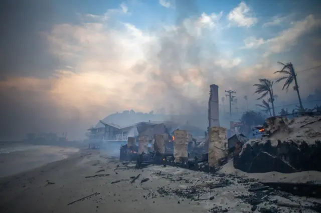 Malibu sahilinde sembol olan çok sayıda ev küle döndü