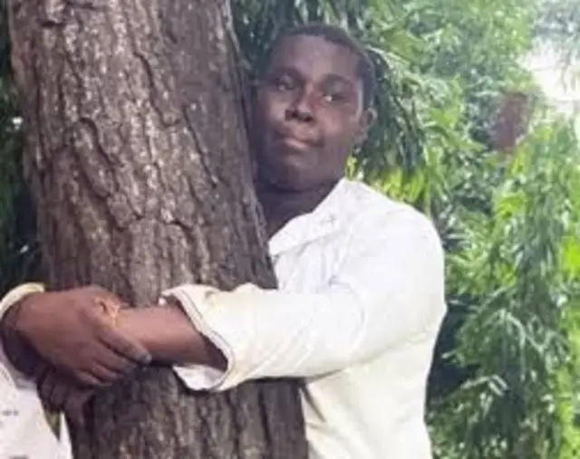 Man hug tree to break world record