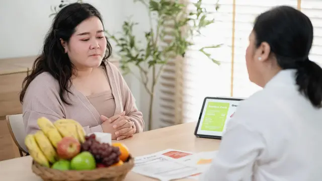 一個女人正在接受醫生面診