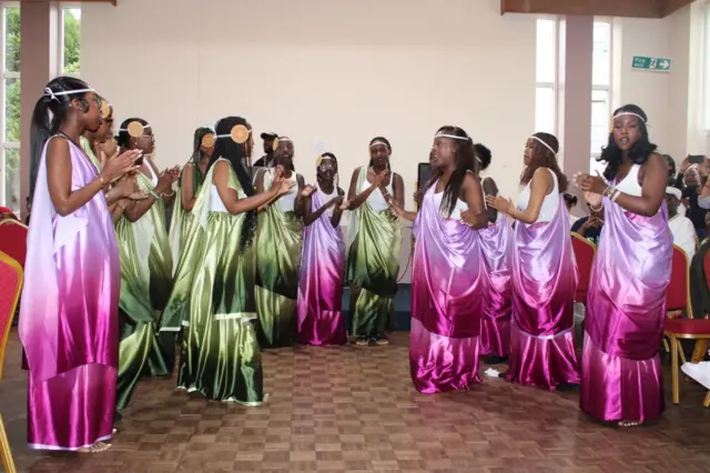 Bagenzi babo babagumirije mu biganza baratamba baratarika