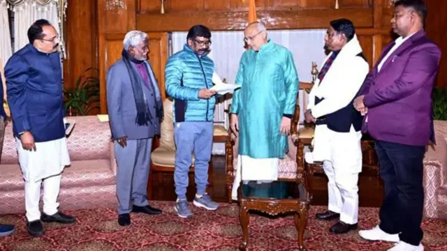 গ্রেফতারির ঠিক আগেই মুখ্যমন্ত্রীর পদ থেকে ইস্তফা দিচ্ছেন হেমন্ত সরেন (বাঁ দিক থেকে তৃতীয়)। তার সঙ্গে ছবিতে আর চারজনকে দেখা যাচ্ছে।