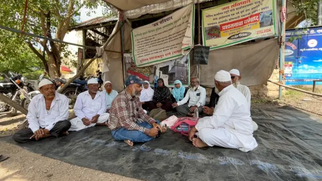 पाचशेहून अधिक दिवस गुहा गावातले गावकरी राहुरीच्या तहसिलदार कचेरीबाहेर धरणं आंदोलन करताहेत.