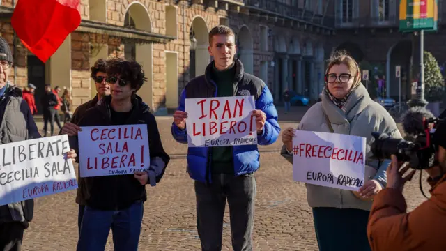 Turin'de göstericiler ellerindeki dövizlerle İran'a Cecilia Sala'nın serbest bırakılması çağrısı yaptı