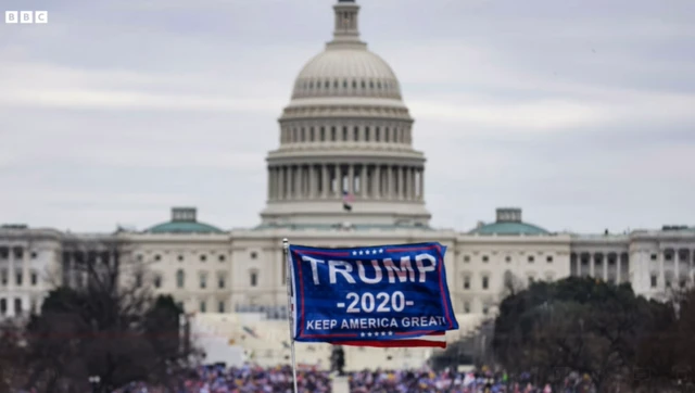 کاخ سفید و پرچمی که روی آن نوشته ترامپ -2020