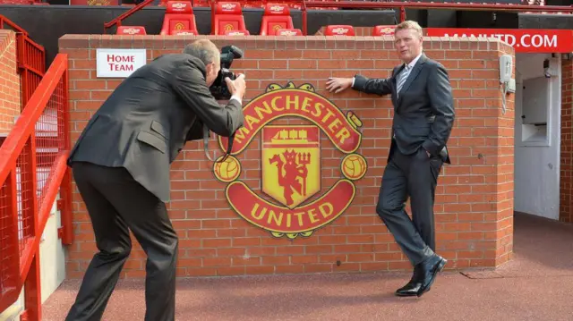 دیوید مویز، جانشین فرگوسن که قراردادی شش ساله داشت، پس از ده ماه از اولدترافورد اخراج شد