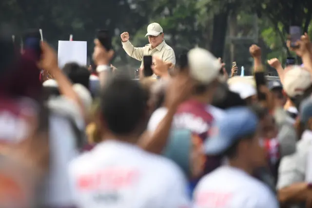 Presiden Prabowo Subianto menyapa massa buruh dari mobil kepresidenan saat menuju lokasi peringatan Hari Buruh Internasional atau May Day 2026 di kawasan Monumen Nasional (Monas), Jakarta, Jumat (01/05).