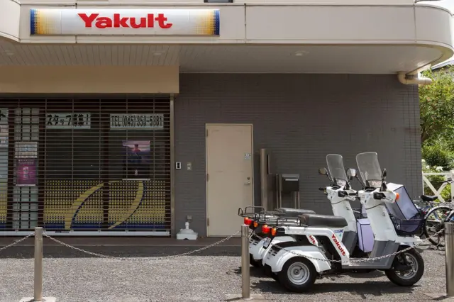 Motocicletas de Yakult Ladies estacionadas en la calle.