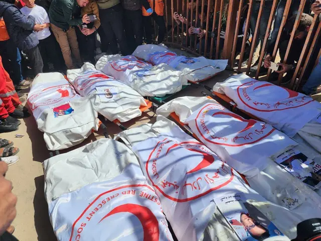 Cuerpos de los fallecidos cubiertos