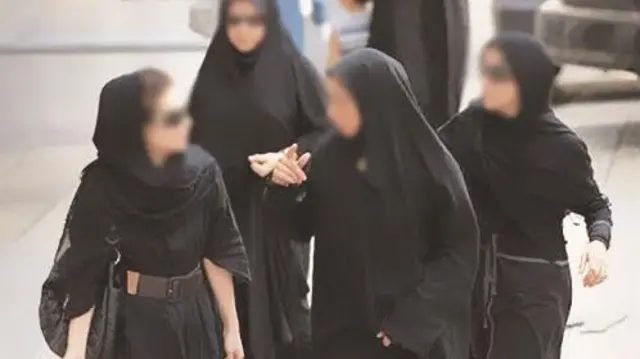 یک زن «آمر به معروف» در حال تذکر به یک زن