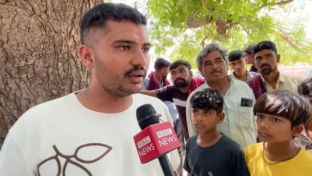 ખાવડા સોલાર પાર્કમાંથી વીજળીના વહન માટેની વીજલાઇનનો કચ્છ બાદ હવે સુરેન્દ્રનગરના ખેડૂતો કેમ વિરોધ કરી રહ્યા છે? બીબીસી ગુજરાતી ગુજરાત સુરેન્દ્રનગર જિલ્લો ખેતર ખાતર પાણી ચોમાસું વીજળીની વીજલાઇનનો વિરોધ