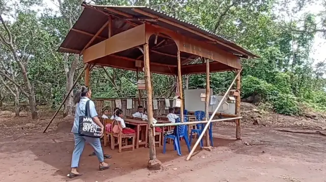Kelas jarak jauh di SDK 064 Watubala, Sikka, NTT.