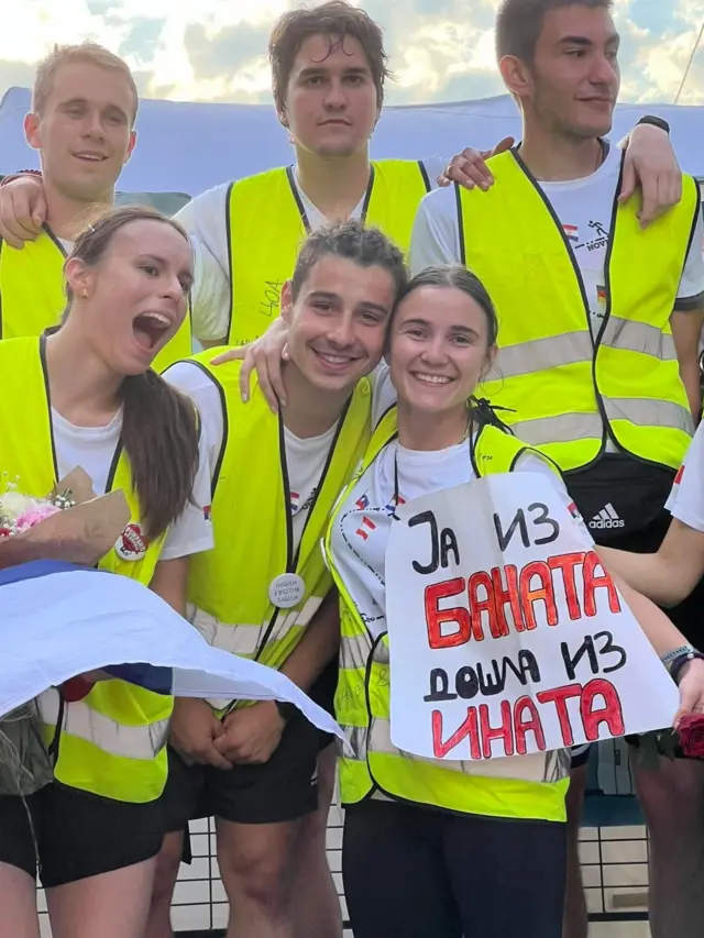 Studenti na bini sa transparentom