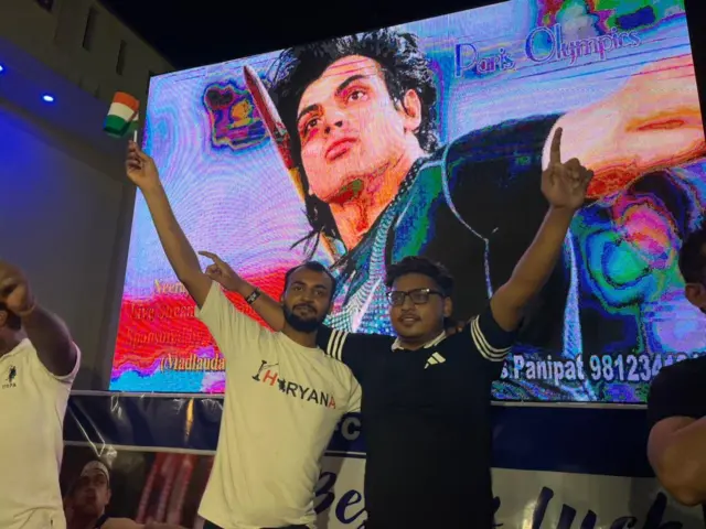 सिल्वर मेडल जीतने के बाद नीरज चोपड़ा के गांव में ख़ुकी लहर दौड़ गई.