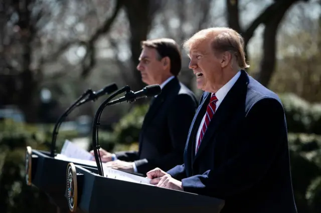 Jair Bolsonaro e Donald Trump durante coletiva na Casa Brancaroleta do sorteio2019, quando ambos eram presidentesroleta do sorteioseus países