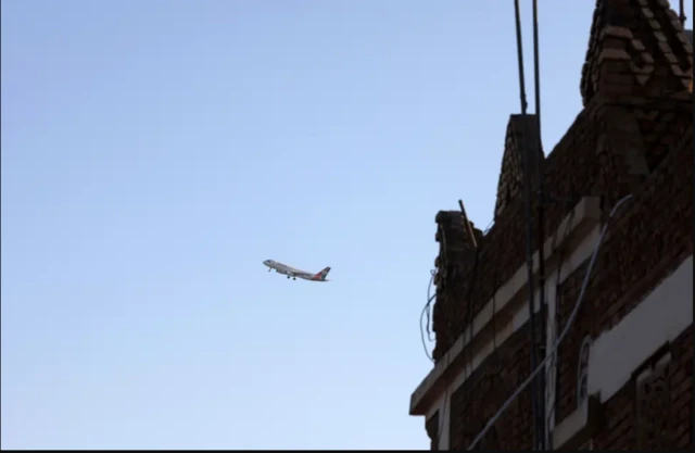 Diyaarad Airbus A320 ah oo laga leeyahay dalka Yemen ayaa isku diyaarinaysa inay ku degto garoonka diyaaradaha ee Sanca waxyar kadib markii ay duqaymaha cirka ee Israa’iil
