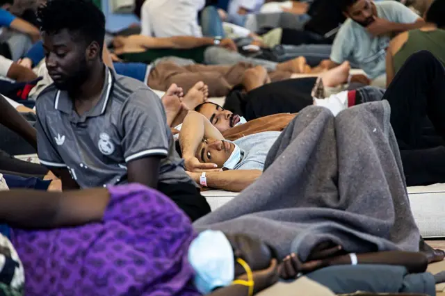 Migrantes en un centro de acogida en la isla griega de Creta.