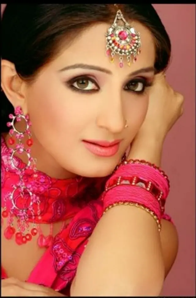 મોના થીબા