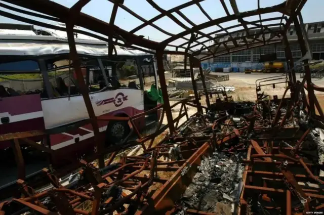 ostaci autobusa na koji je bačena bomba