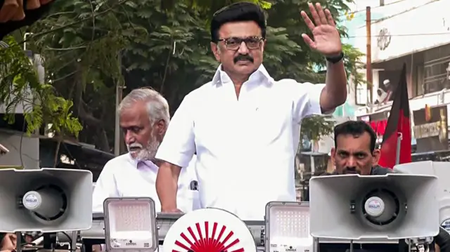 डीएमके अध्यक्ष एमके स्टालिन मंगलवार को चेन्नई के कोलाथुर विधानसभा क्षेत्र पहुंचे. इसी सीट से उन्हें चुनाव में हार का सामना करना पड़ा था.