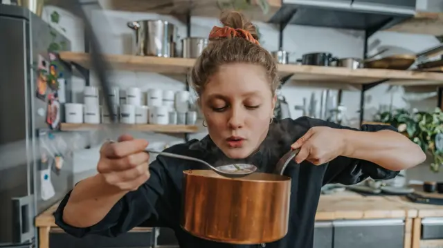 Mujer probando una comida