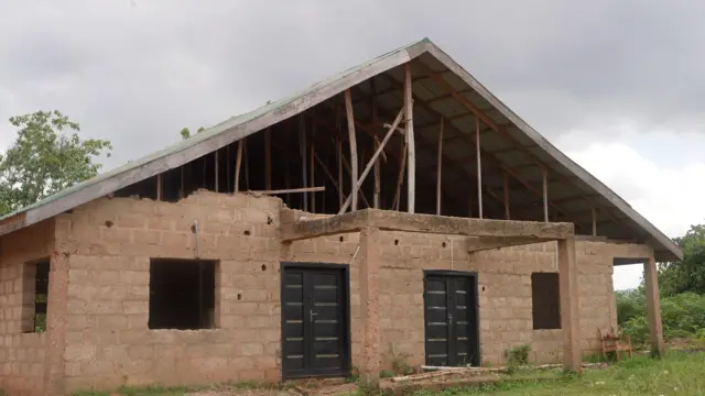 Gbọngan nla ile ẹkọ ti iji ojo lile si ya apa meji rẹ