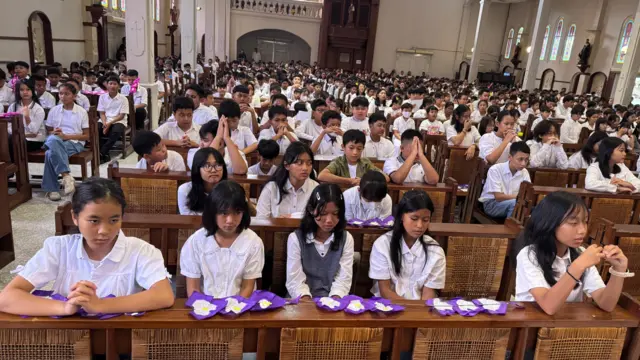 Para siswa yang mengikuti Misa Arwah di Solo