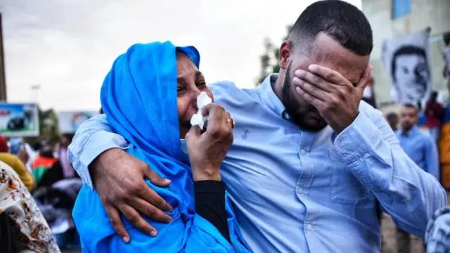 امرأة ورجل يبكيان