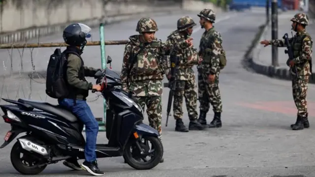 कर्फ्यू लागेका बेला सडकमा देखिएका सेना