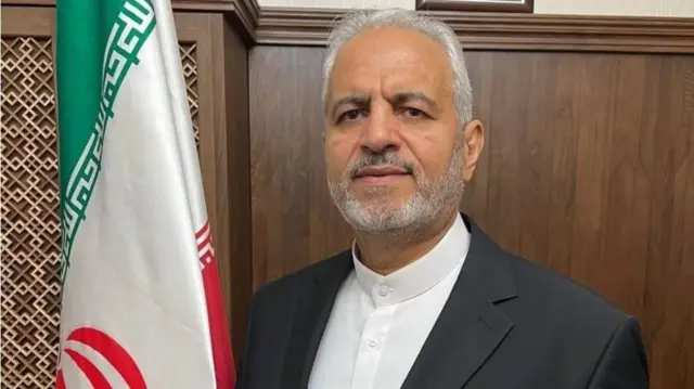 انځور د علی‌رضا بیکدلی د ایران له بیرغ سره ولاړ دی.