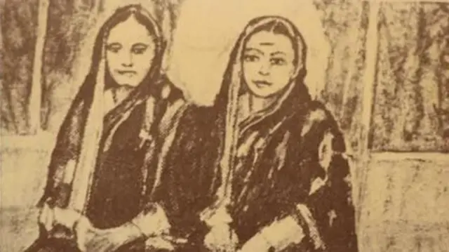 या दुर्मिळ छायाचित्रात उजवीकडे सावित्रीबाई, तर डावीकडे त्यांच्या सहकारी शिक्षिका फातिमा शेख