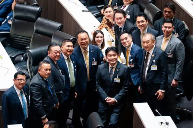 นายกฯ อนุทิน ถ่ายรูปกับ สส. และ สว. ในระหว่างการลงมติรับหรือไม่รับหลักการร่างแก้ไขรัฐธรรมนูญทั้ง 3 ฉบับ ซึ่งใช้เวลายาวนานราว 2 ชม. ครึ่ง ช่วงบ่าย 15 ต.ค.