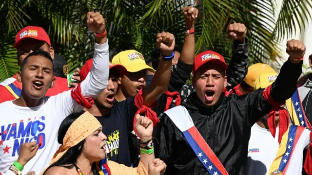 Simpatizantescasinos confiaveisMaduro comemorando a possecasinos confiaveisfrente ao Palácio Legislativo