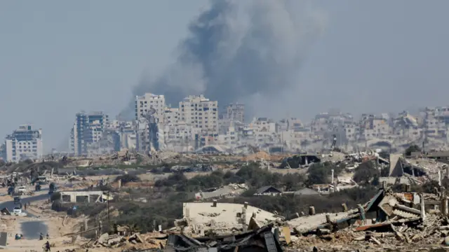 Fumaça é vista no horizonte após operação militar israelense em Gaza no dia 29 de setembro de 2025. Prédios foram destruídos e o chão está cheio de destroços