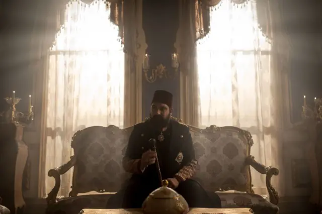 TRT'de yayımlanan ve Padişah 2. Abdülhamit'in hayatını anlatan 'Payitaht Abdülhamit'in setinde bir sahne provası yapılıyor. Abdülhamit'i canlandıran oyuncu, elindeki bastonuyla oturuyor.