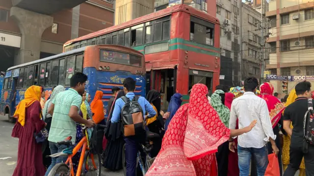 রাস্তায় ভিড় বাড়ছে শ্রমজীবি মানুষের।