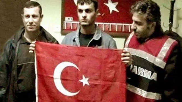 Ogün Samast'ın güvenlik görevlileriyle birlikte Türk bayrağıyla çektirdiği fotoğraf