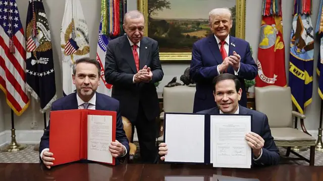 Alparslan Bayraktar ve ABD Dışişleri Bakanı Marco Rubio anlaşmaya imza atarken, arkada Erdoğan ve Trump var.