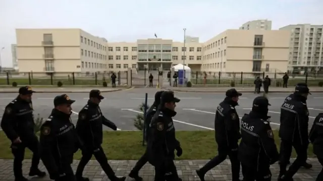 منتقدان دولت آذربایجان محاکمه واردانیان و ۱۵ رهبر سابق قره باغ به عنوان محاکمه‌های نمایشی محکوم کرده‌اند