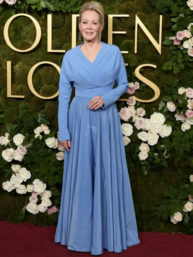 Jean Smart usa vestido azul