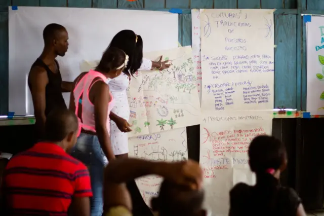 Una sesión de trabajo con la comunidad