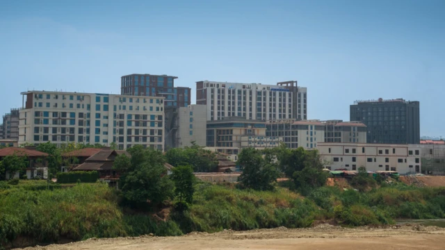 မြဝတီမြို့နယ်ထဲက ရွှေကုက္ကိုမြို့သစ်မြင်ကွင်း (ပုံဟောင်း)